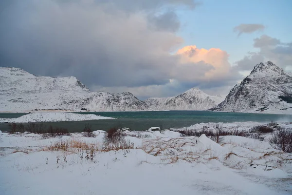 Norway ακτή το χειμώνα με χιόνι κακό συννεφιασμένο καιρό — Φωτογραφία Αρχείου