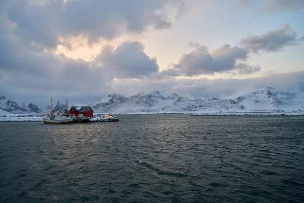 Tradycyjne norweskie kabiny rybackie i łodzie — Zdjęcie stockowe