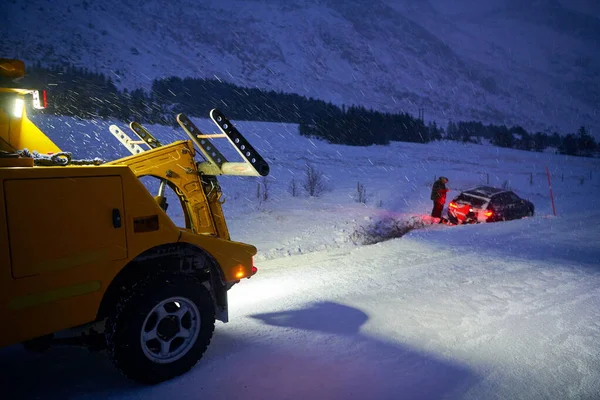 Carro sendo rebocado após acidente em tempestade de neve — Fotografia de Stock