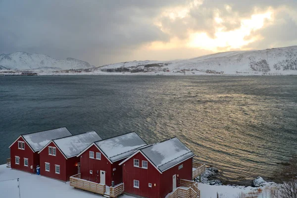 Cabines et bateaux de pêcheurs norvégiens traditionnels — Photo