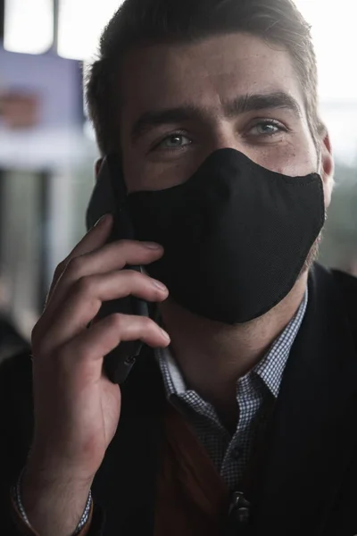 Affärsman bär coronavirus medicinsk ansiktsmask när du använder smartphone — Stockfoto