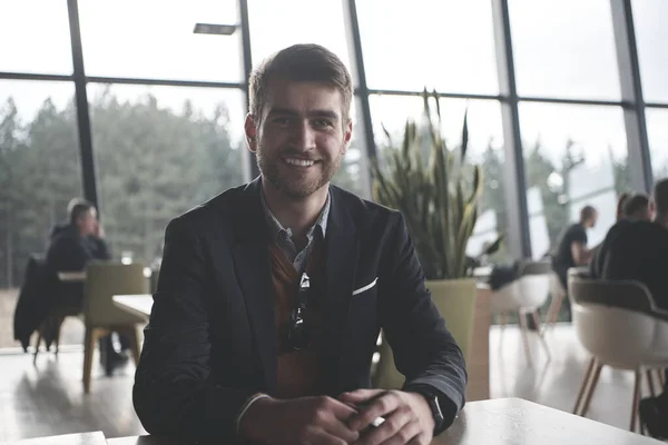 Portrait d'homme d'affaires au bureau moderne — Photo