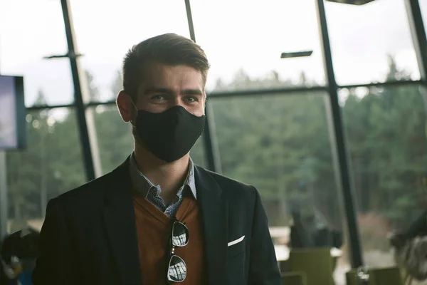 Affärsman bär skyddande ansiktsmask på lyx kontor — Stockfoto