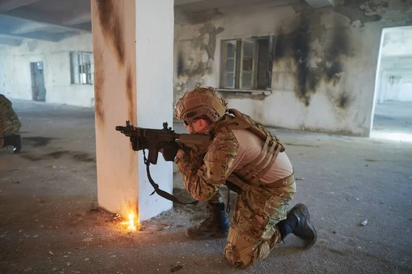 Troupes militaires en action environnement urbain — Photo