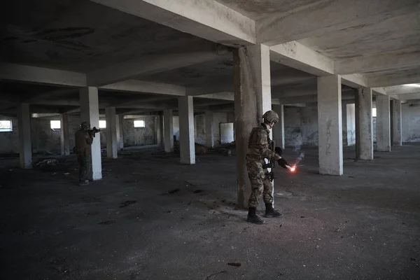 Truppe militari in azione ambiente urbano — Foto Stock