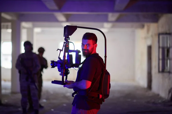 Videograaf neemt actie schieten van soldaten in actie stedelijk milieu — Stockfoto