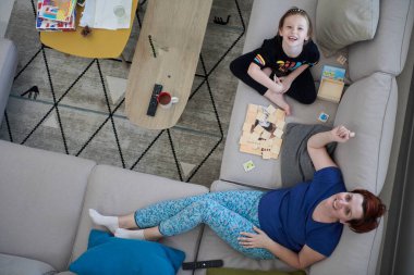 Anne ve kızı evde hafıza oyunu oynuyorlar