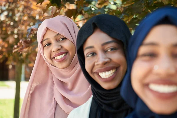 Zakenvrouw groep portret dragen traditionele islamitische kleding — Stockfoto