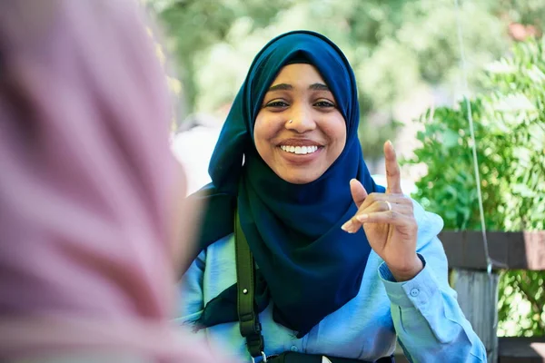 Afrikanska muslimska affärskvinna porträtt — Stockfoto