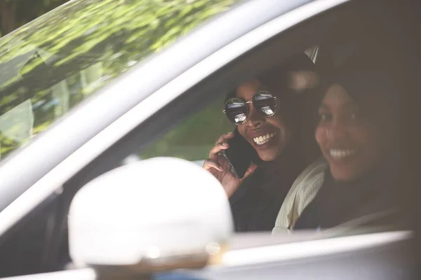 Αραβική γυναίκα ζευγάρι που ταξιδεύουν με αυτοκίνητο — Φωτογραφία Αρχείου
