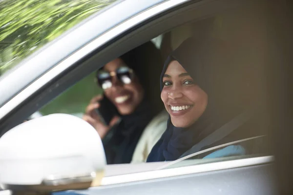 Mulher árabe casal viajando de carro — Fotografia de Stock