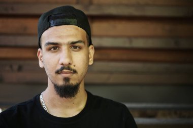 Ortadoğu modasına uygun öğrenci portresi