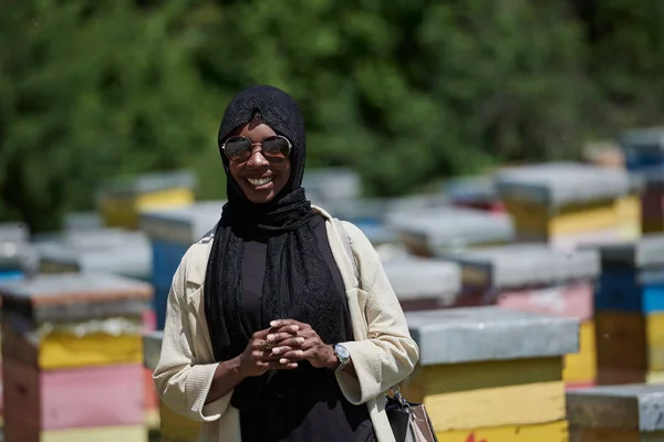 Afrykańskie muzułmańskie bizneswoman portret na małym lokalnym gospodarstwie produkcji miodu — Zdjęcie stockowe