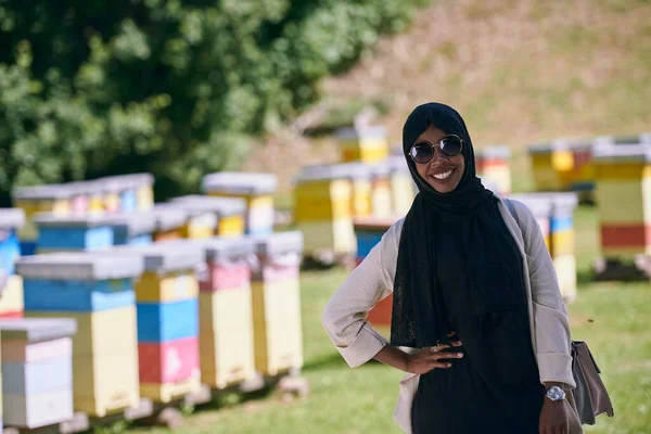 Afrikanische muslimische Geschäftsfrau Porträt auf kleiner lokaler Honigfarm — Stockfoto