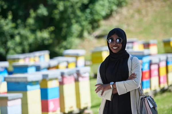 Afrikanische muslimische Geschäftsfrau Porträt auf kleiner lokaler Honigfarm — Stockfoto