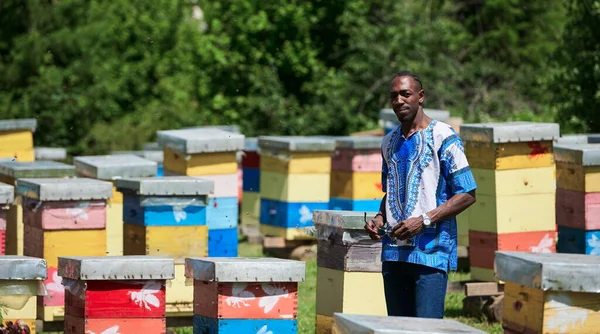 Apicoltore africano locale produttore di miele nero — Foto Stock