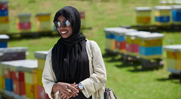 Afrikanische muslimische Geschäftsfrau Porträt auf kleiner lokaler Honigfarm — Stockfoto
