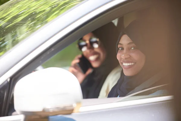乘坐汽车旅行的阿拉伯妇女伴侣 — 图库照片