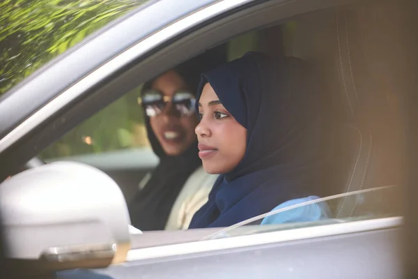 車で旅行するアラビア人女性カップル — ストック写真