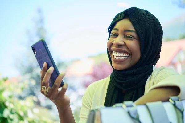 Mujer africana usando teléfono inteligente con ropa islámica tradicional —  Fotos de Stock