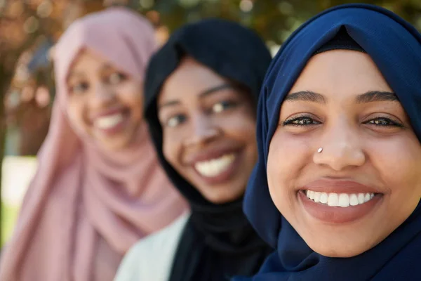 Affärskvinna grupp porträtt bär traditionella islamiska kläder — Stockfoto