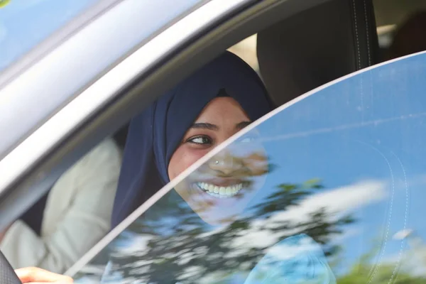 Mulher árabe viajando de carro — Fotografia de Stock