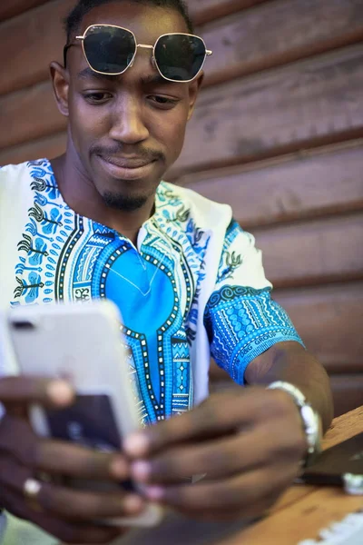 Homme noir africain natif en utilisant un téléphone intelligent — Photo