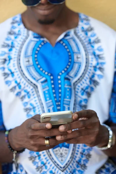 Homme noir africain natif en utilisant un téléphone intelligent — Photo