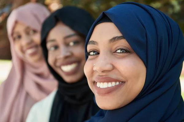 Üzletasszony csoport portré visel hagyományos iszlám ruhák — Stock Fotó