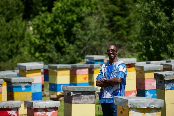 Afrykański pszczelarz miejscowy producent miodu czarnego — Zdjęcie stockowe