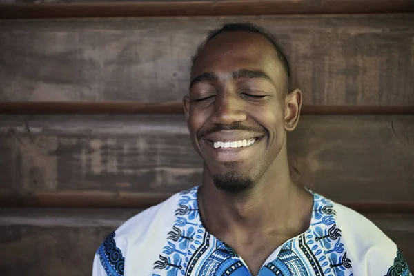 Retrato de um jovem africano sorridente vestindo roupas tradicionais — Fotografia de Stock