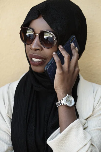 Mulher africana usando smartphone vestindo roupas islâmicas tradicionais — Fotografia de Stock