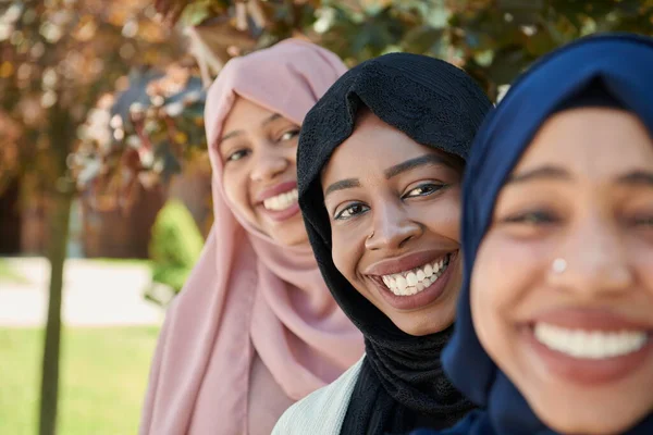 Affärskvinna grupp porträtt bär traditionella islamiska kläder — Stockfoto