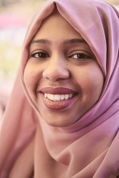 Afrykański muzułmanin biznes kobieta portret — Zdjęcie stockowe