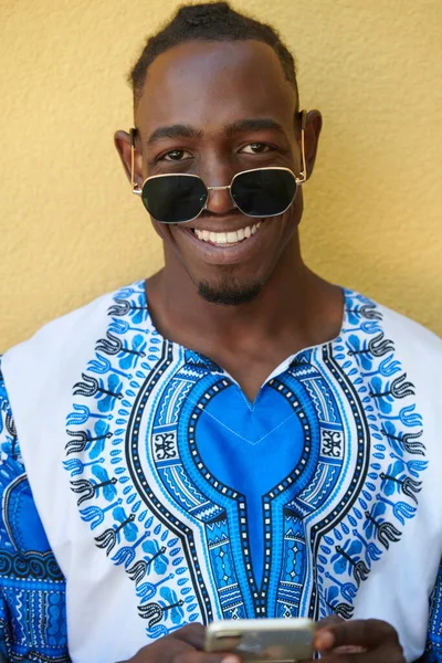 Hombre negro africano nativo usando el teléfono inteligente —  Fotos de Stock