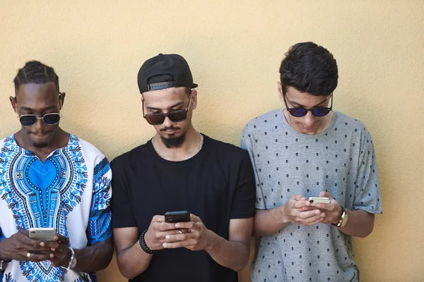 Grupo de pessoas de negócios de inicialização multiétnica usando telefones inteligentes — Fotografia de Stock