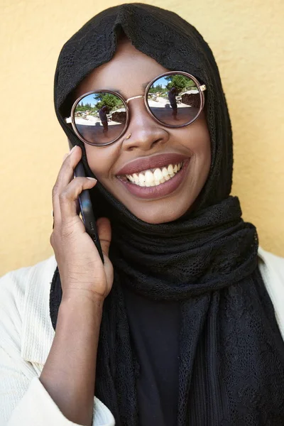 Mulher africana usando smartphone vestindo roupas islâmicas tradicionais — Fotografia de Stock