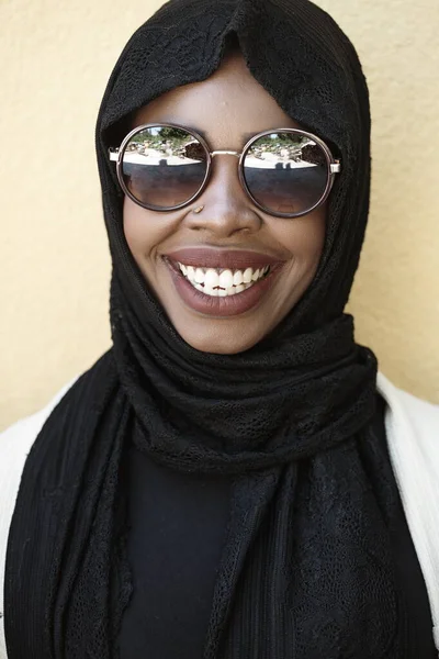 Αφρικανή γυναίκα που χρησιμοποιεί smartphone φορώντας παραδοσιακά ισλαμικά ρούχα — Φωτογραφία Αρχείου
