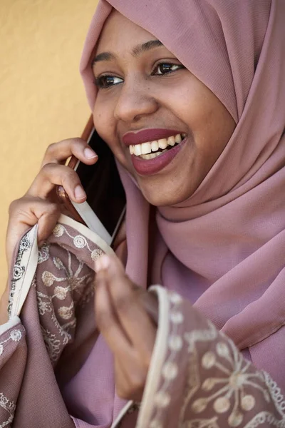 Mulher africana usando smartphone vestindo roupas islâmicas tradicionais — Fotografia de Stock