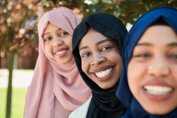 Zakenvrouw groep portret dragen traditionele islamitische kleding — Stockfoto