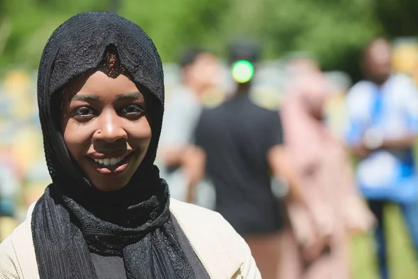 Afrikanska muslimska affärskvinna porträtt — Stockfoto