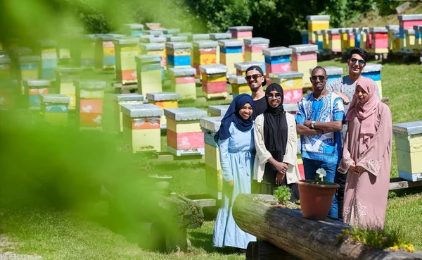 Grupo de pessoas que visitam a fazenda local de produção de mel — Fotografia de Stock