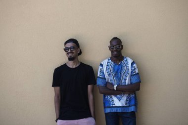 Orta Doğu ve Siyah Afrikalı arkadaşlar.