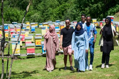 İnsanlar yerel bal üretim çiftliğini ziyaret ediyorlar