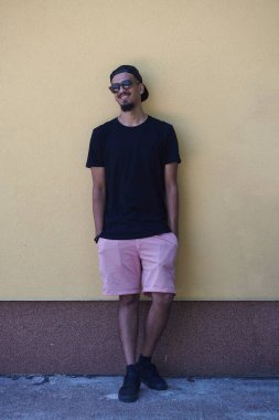 Modayı takip eden Orta Doğulu bir gencin portresi.