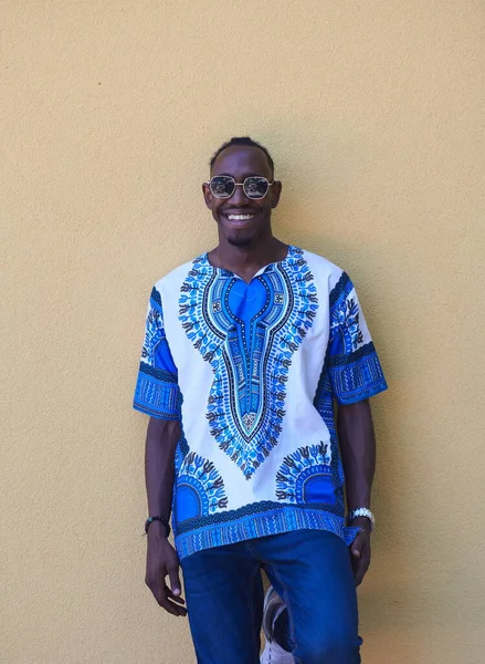 Retrato de um jovem africano sorridente vestindo roupas tradicionais — Fotografia de Stock