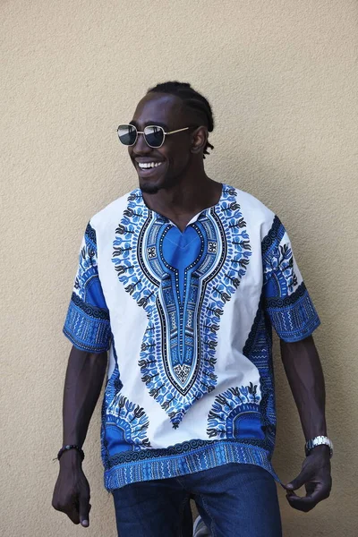 Портрет усміхненого молодого африканського чоловіка в традиційному одязі — стокове фото