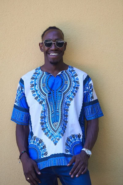 Ritratto di un giovane africano sorridente che indossa abiti tradizionali — Foto Stock