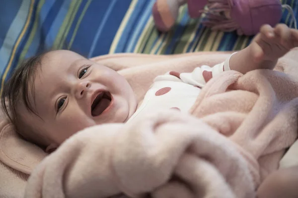 Niedliches kleines Baby, das mit Händen spielt und lächelt — Stockfoto