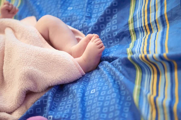 Schattig klein baby spelen met handen en glimlachen — Stockfoto